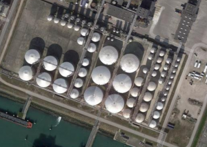 Terra Inspectioneering, salah satu perusahaan grup Terra Drone, berhasil lakukan inspeksi tangki minyak goreng menggunakan drone yang dilengkapi teknologi ultrasonic test (UT) di terminal tangki milik perusahaan Bunge Limited, salah satu perusahaan makanan terkemuka di dunia. Terra Inspectioneering melakukan semua proses inspeksi tangki perusahaan Bunge yang terletak di Belanda menggunakan drone UT, yang dilengkapi dengan fungsi deteksi cacat pada tangki dengan teknologi ultrasonik. Kegiatan inspeksi menggunakan Drone UT dapat membantu inspektur menemukan potensi kerusakan pada tangki, dengan pengukuran anomali hingga akurasi milimeter. Drone tersebut mempermudah pekerjaan inspeksi baja tahan karat yang digunakan untuk penyimpanan minyak goreng, dengan tetap memenuhi standar pemeriksaan yang diberikan oleh The Engineering Equipment and Materials Users Association (EEMUA), badan keanggotaan internasional untuk pemilik dan operator aset tidak bergerak. Gambar 3D tangki Sebelumnya ada dua cara untuk memeriksa tangki secara manual, yakni dengan scaffolding dan rope access. Namun, tangki di Eropa memiliki suhu rata-rata rendah, serta dilapisi dengan insulasi di bagian luar sehingga hanya dapat di inspeksi dari dalam. Selain itu, karena tangki minyak goreng tidak memiliki balok pada langit-langit tangki untuk rope access, scaffolding adalah metode pemeriksaan yang sering dipilih. Kedua metode ini membutuhkan operator untuk melakukan pekerjaan berbahaya dengan berada di ketinggian, sehingga secara keselamatan kedua metode ini bukanlah metode yang dianggap paling aman. Dengan memasukkan drone ke dalam tangki minyak goreng dan melakukan inspeksi UT pada dinding tangki, personel tidak perlu lagi bekerja di ketinggian sehingga mengurangi risiko kecelakaan kerja. Kegiatan inspeksi menggunakan drone UT secara signifikan dapat mengurangi biaya pemasangan scaffolding yang mahal dan menghemat waktu lebih dari 40 jam pada kegiatan inspeksi. Selain inspeksi tangki di industri makanan, Terra Inspectioneering juga melakukan inspeksi pada tangki perusahaan migas dunia. Michael Wishnu Wardana menambahkan, “Sebagai salah satu grup Terra Drone Corporation, Terra Drone Indonesia dapat mendatangkan teknologi drone UT untuk segera digunakan di Indonesia. Kerjasama yang kami lakukan dengan banyak perusahaan migas di Indonesia saat ini baru berupa inspeksi luar infrastruktur, diharapkan kami dapat segera memperkenalkan drone UT ini melalui tahap uji coba untuk memperlihatkan hasil dan cara kerjanya”. Kini perusahaan-perusahaan di Indonesia yang membutuhkan inspeksi tangki dengan lebih hemat dari segi biaya dan waktu, dapat dengan mudah menggunakan jasa inspeksi drone UT tersebut melalui Terra Drone Indonesia.