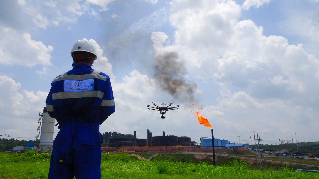 Drone untuk inspeksi migas - Terra Drone Indoneisa