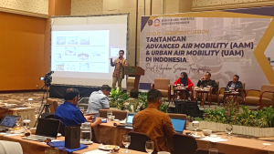 Gilang Wirata P. H. selaku Chief Marketing Officer Terra Drone Indonesia menyampaikan materi di FGD “Tantangan Advanced Air Mobility (AAM) & Urban Air Mobility (UAM) di Indonesia
